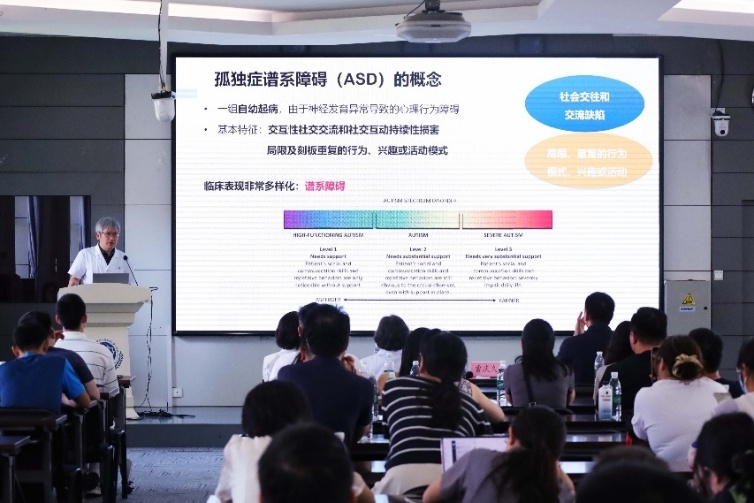 一群人正在听演讲AI 生成的内容可能不正确。