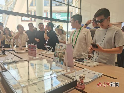 采访团记者体验智能眼镜。欧阳兴摄