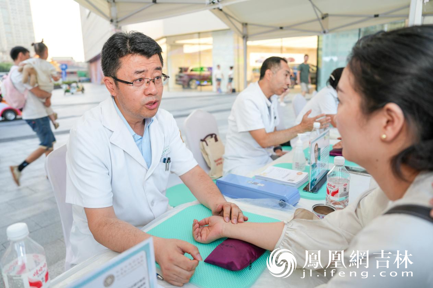长春中医药大学附属第三临床医院专家为市民义诊。