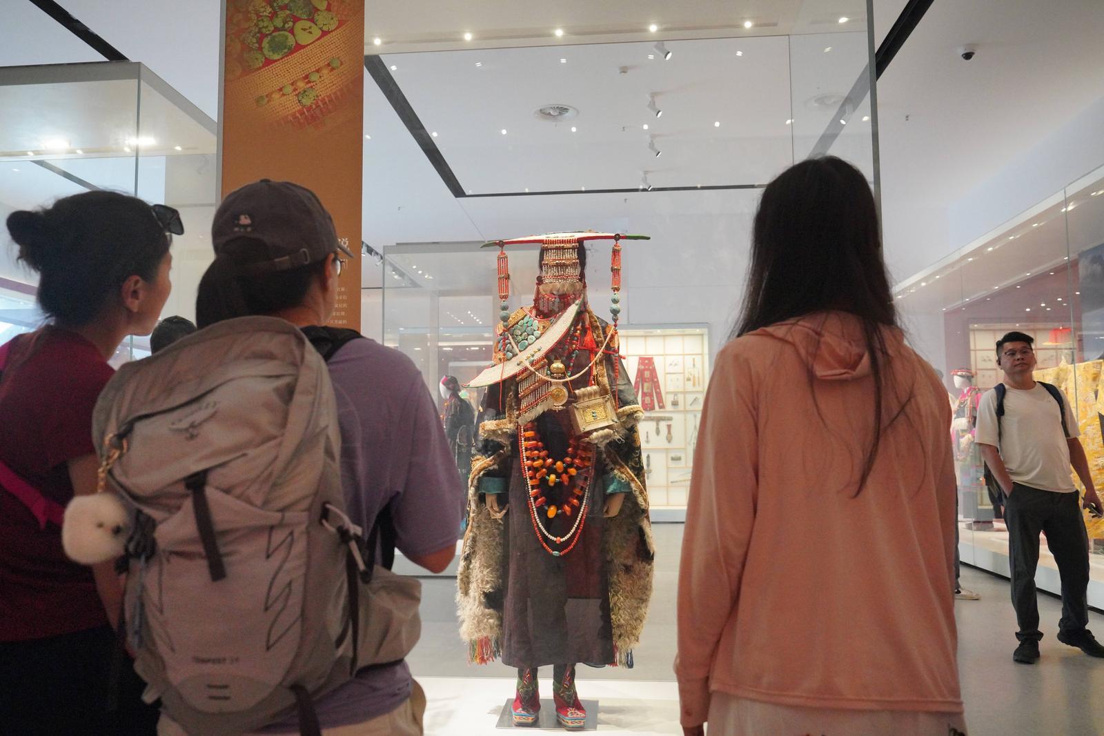 西藏民俗文化展，展现西藏人民群众独特的民族服饰。这是“普兰服饰”装扮。中国网记者 胡俊 摄