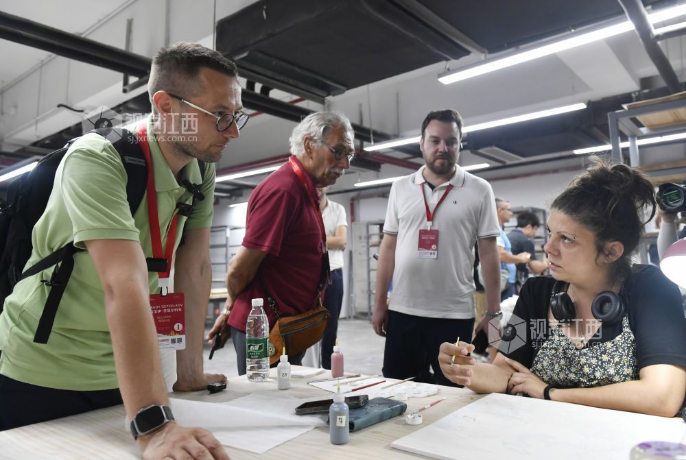 7月15日，参与2025年“一带一路”记者组织论坛暨主题采风活动的外国媒体嘉宾代表走进景德镇陶瓷博物馆。