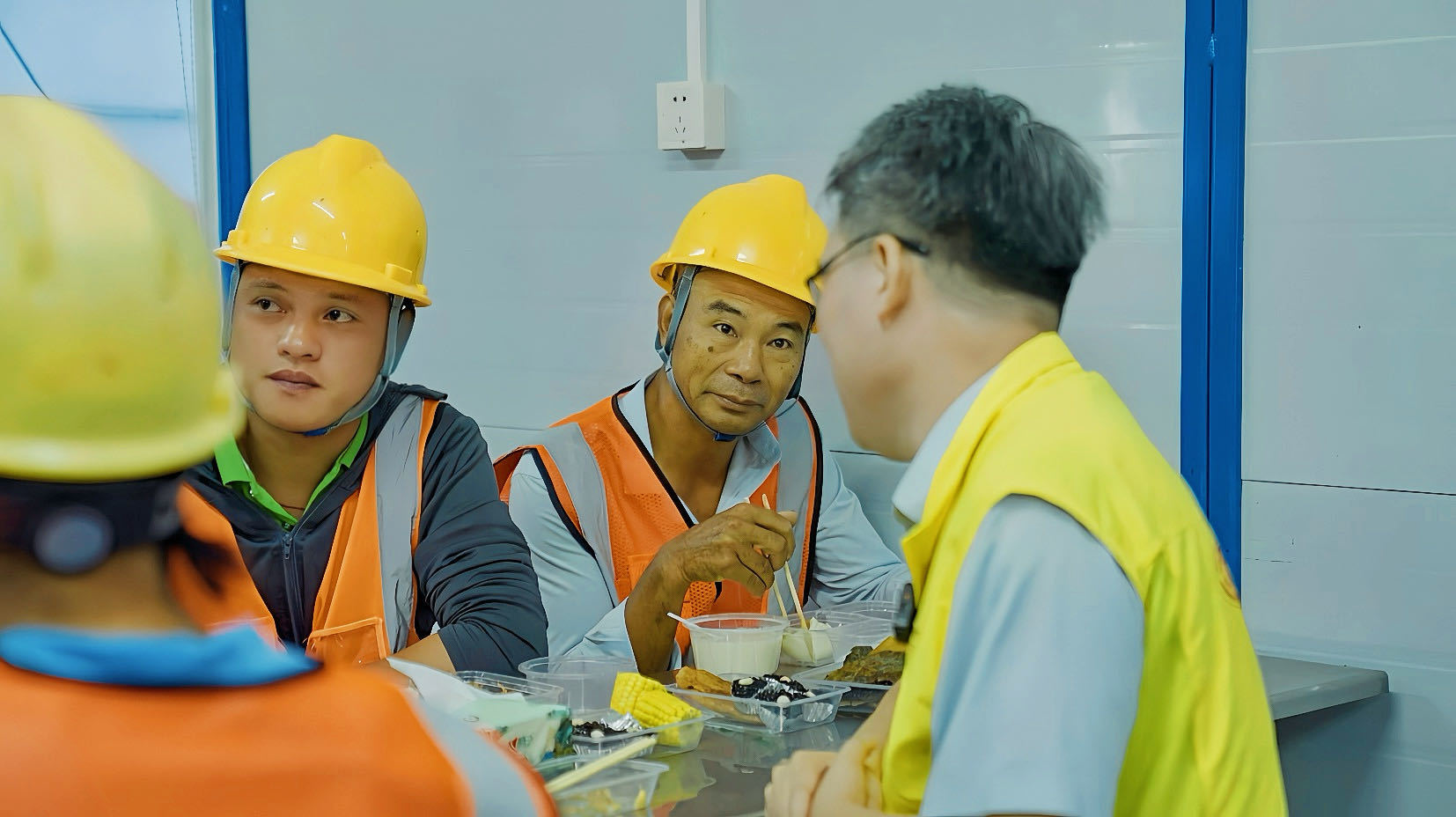 暴雨映初心 凉茶暖工心