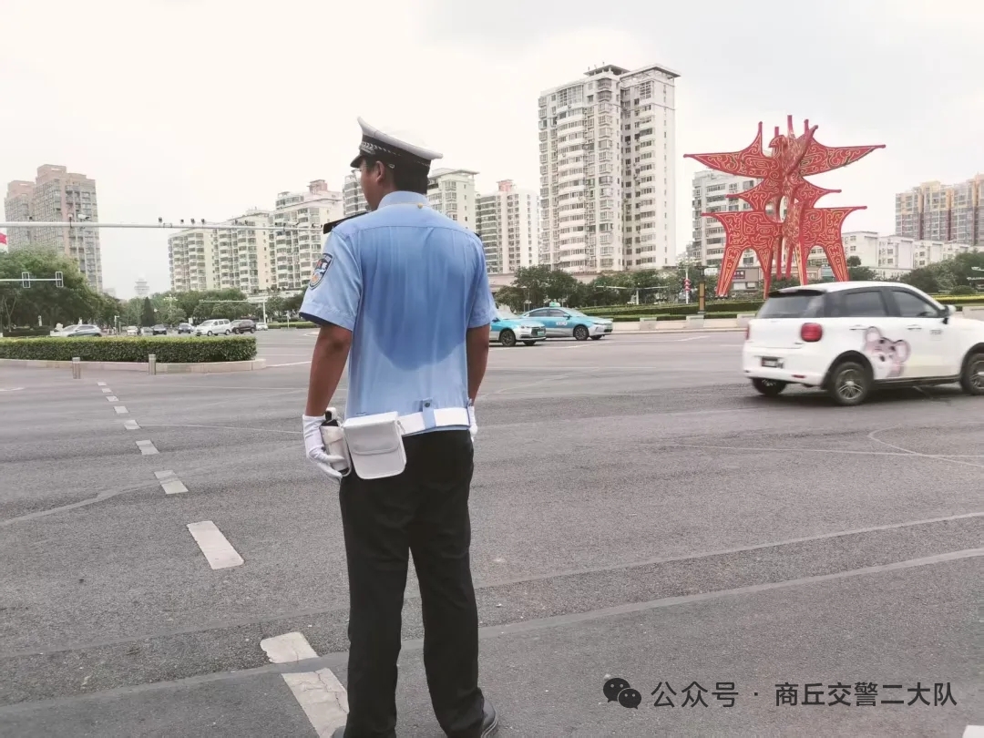 商丘交警40℃高温下 不惧“烤”验 坚守岗位保畅通