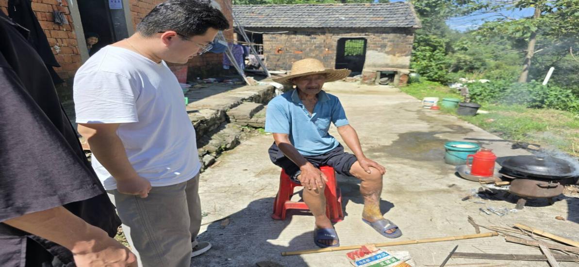 图为实践团队成员们对基地种植进行深入采访。许缓 供图