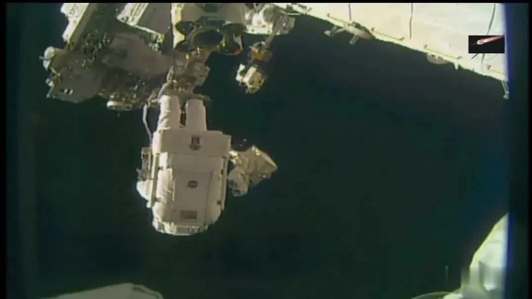 哇！看，这是国际空间站的机械臂和宇航员