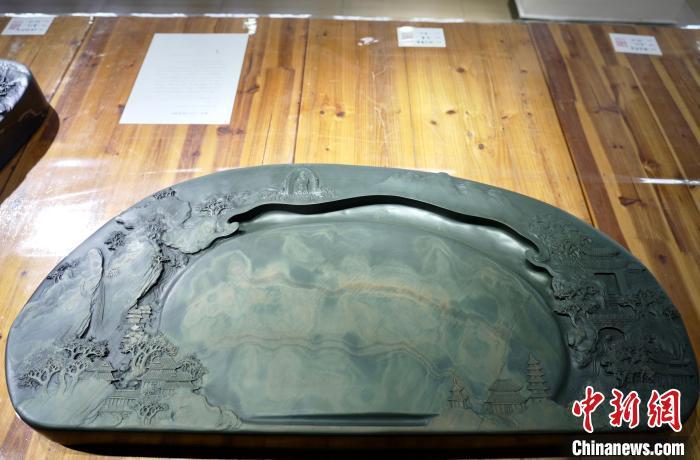 图为李平寒的作品《庐山胜迹砚》。 卢梦梦 摄