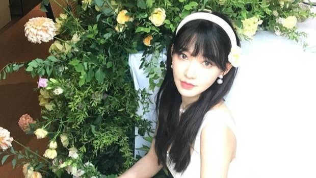 程潇白色包臀裙勾勒S曲线！与鲜花同框秒变氧气美女，氛围感拉满封面图