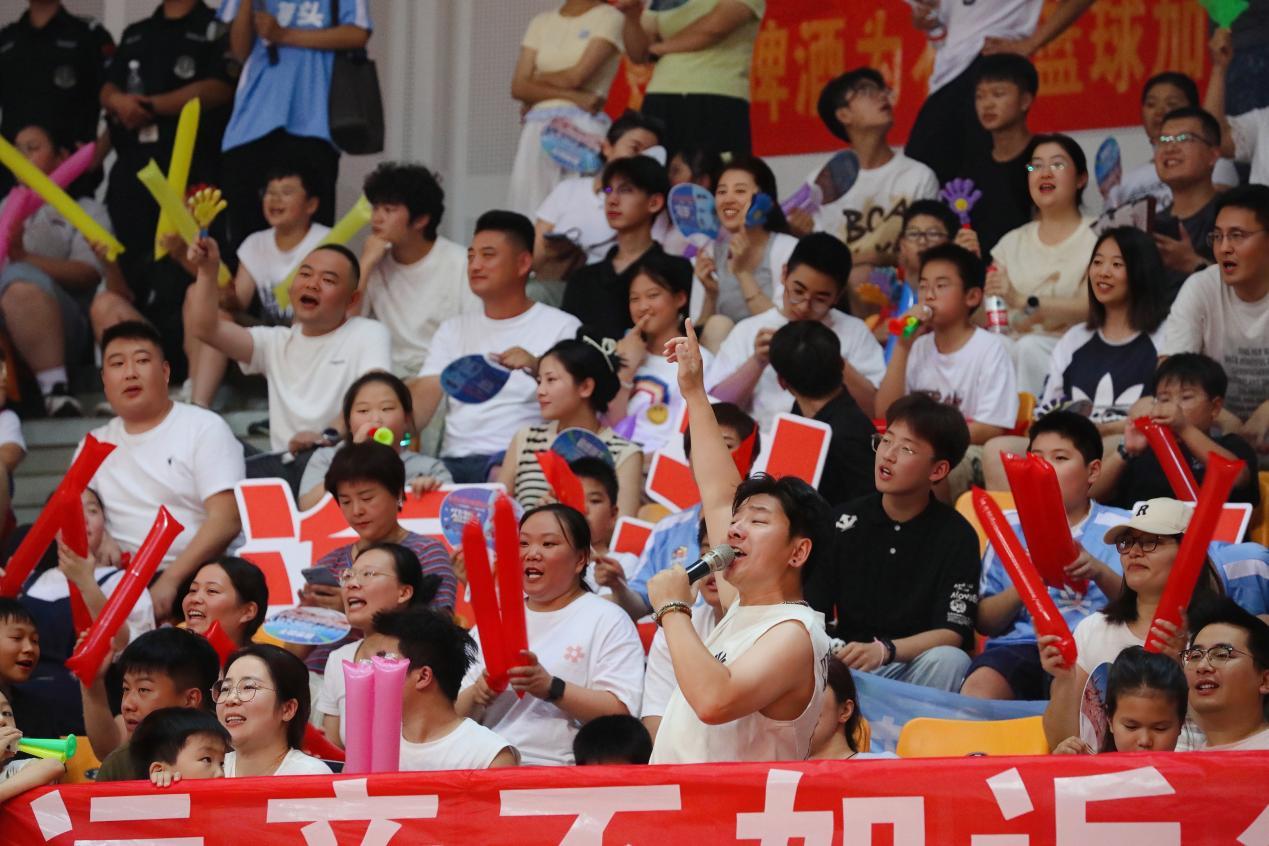 （图为现场为球队呐喊助威的球迷）
