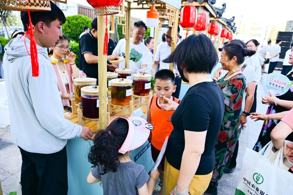 这是河南省开封市“大宋中医药文化市集”活动现场。新华社发（李祥宇 摄）