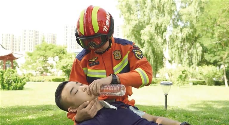 消防员模拟遇到热射病时的应对