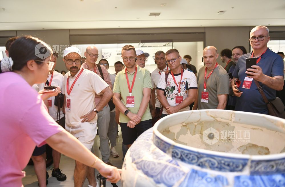7月15日，参与2025年“一带一路”记者组织论坛暨主题采风活动的外国媒体嘉宾代表走进景德镇陶瓷博物馆。