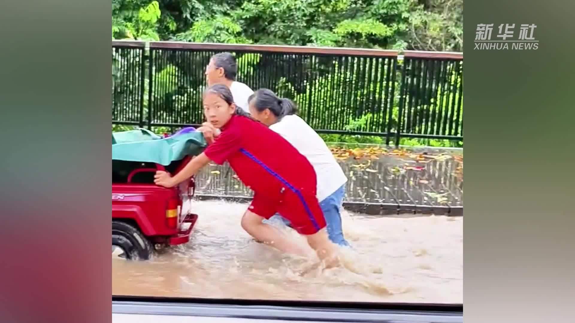 云南陇川冒雨助人的少年 原来是他们