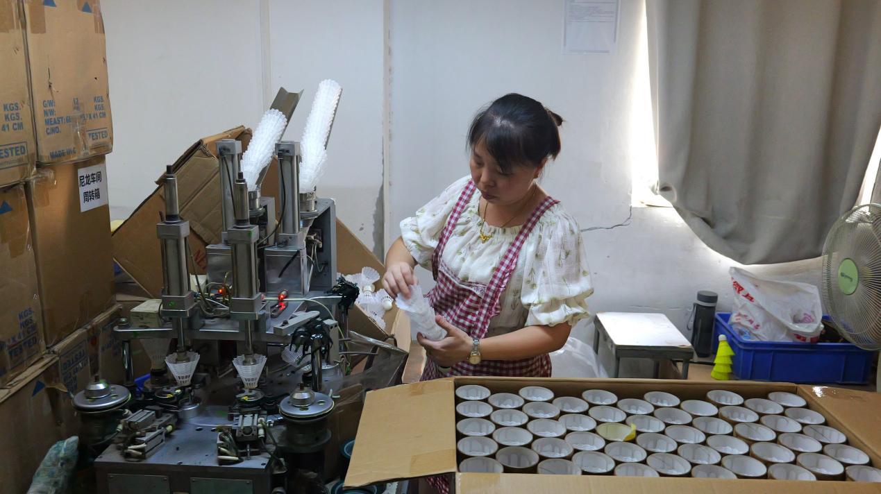 图为工人正在包装