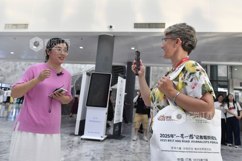 7月15日，参与2025年“一带一路”记者组织论坛暨主题采风活动的外国媒体嘉宾代表走进景德镇陶瓷博物馆。