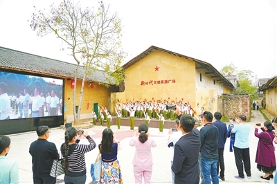 龙南烟园围，被当地人亲切地称为“红军围”。龙南市在围内布设红军标语陈列、红军战斗和生活场景再现等主题展览，把烟园围打造成重要的红色教育阵地。