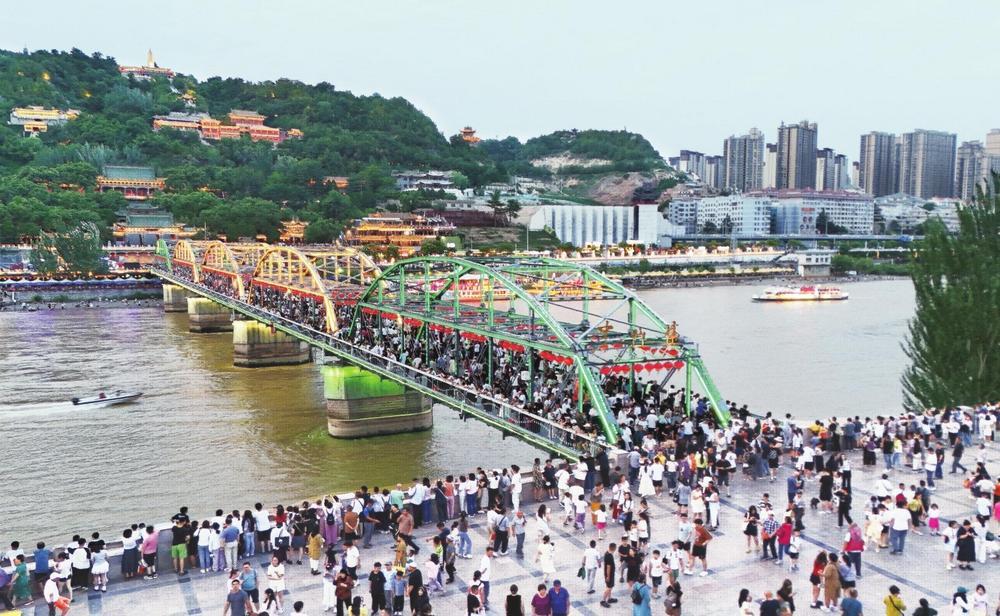 7月16日晚，兰州中山桥游人如织。新甘肃·甘肃经济日报记者　瞿娟　摄