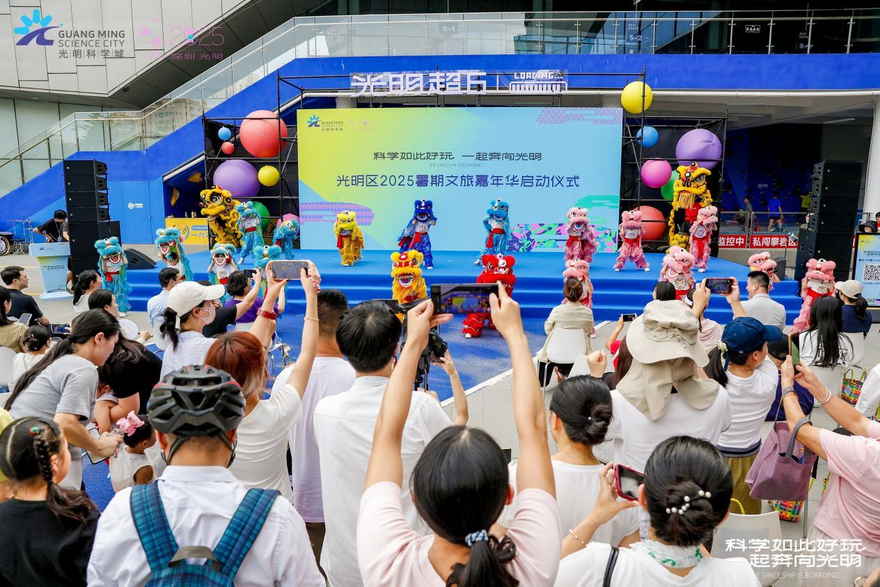 光明区第一幼教集团悦府幼儿园童狮队与深圳市石围醒狮队的开场表演
