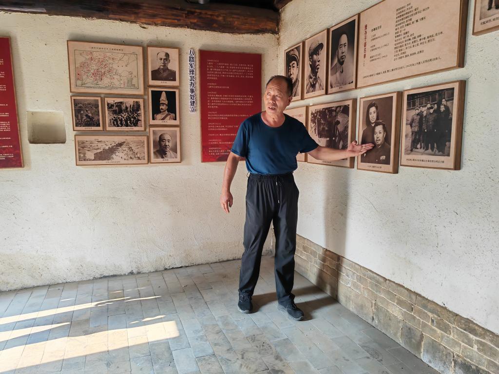 张伏生在讲解抗日故事。新华社记者 刘振坤 摄