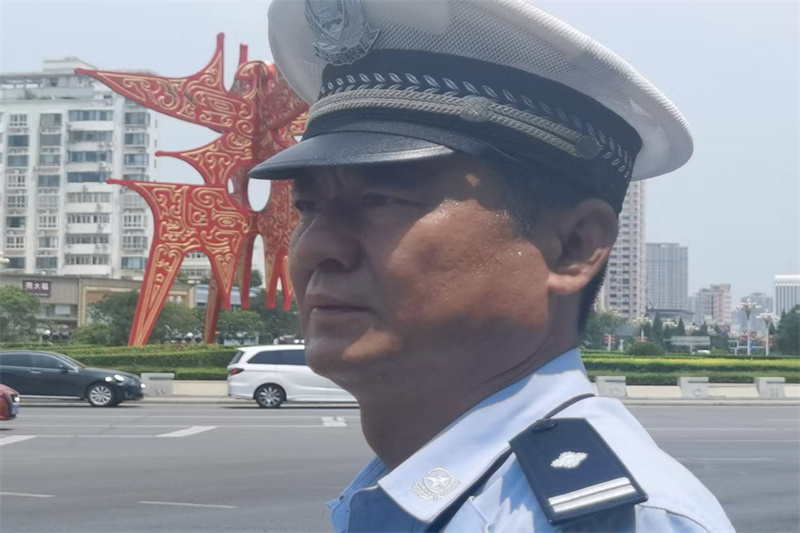 商丘交警不惧高温“烤”验 顶烈日战酷暑坚守岗位保畅通