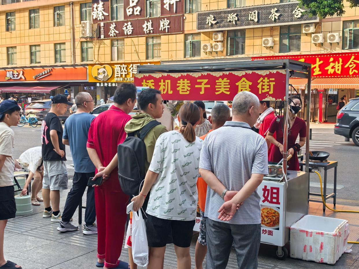 还未摆好摊位,便有顾客涌来。图/九派新闻辜子旋