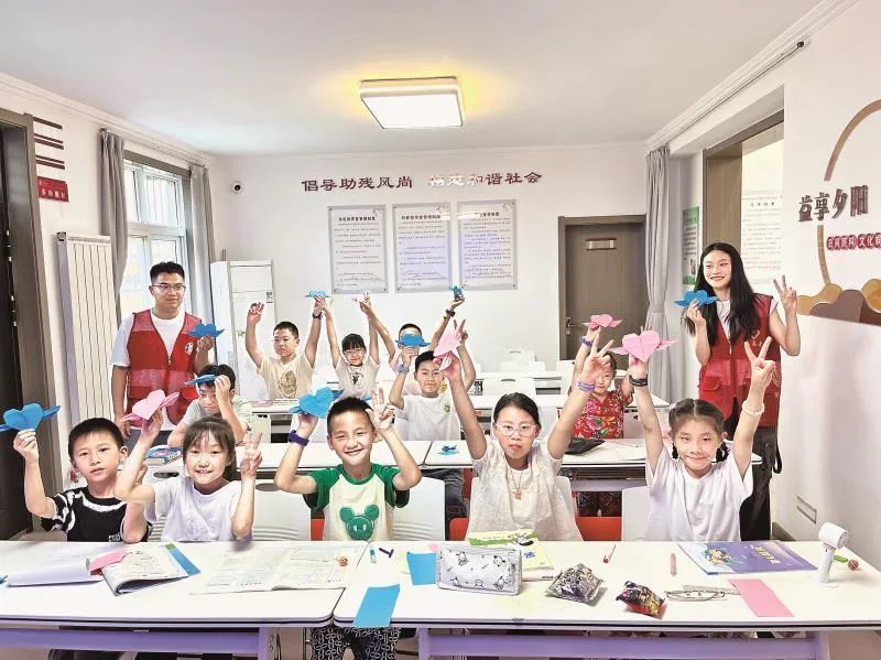 光明社区课后手工折纸受欢迎