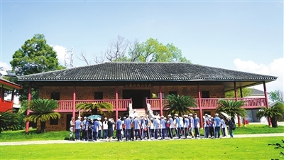 深圳学生在毛泽东寻乌调查纪念馆开展红色研学。