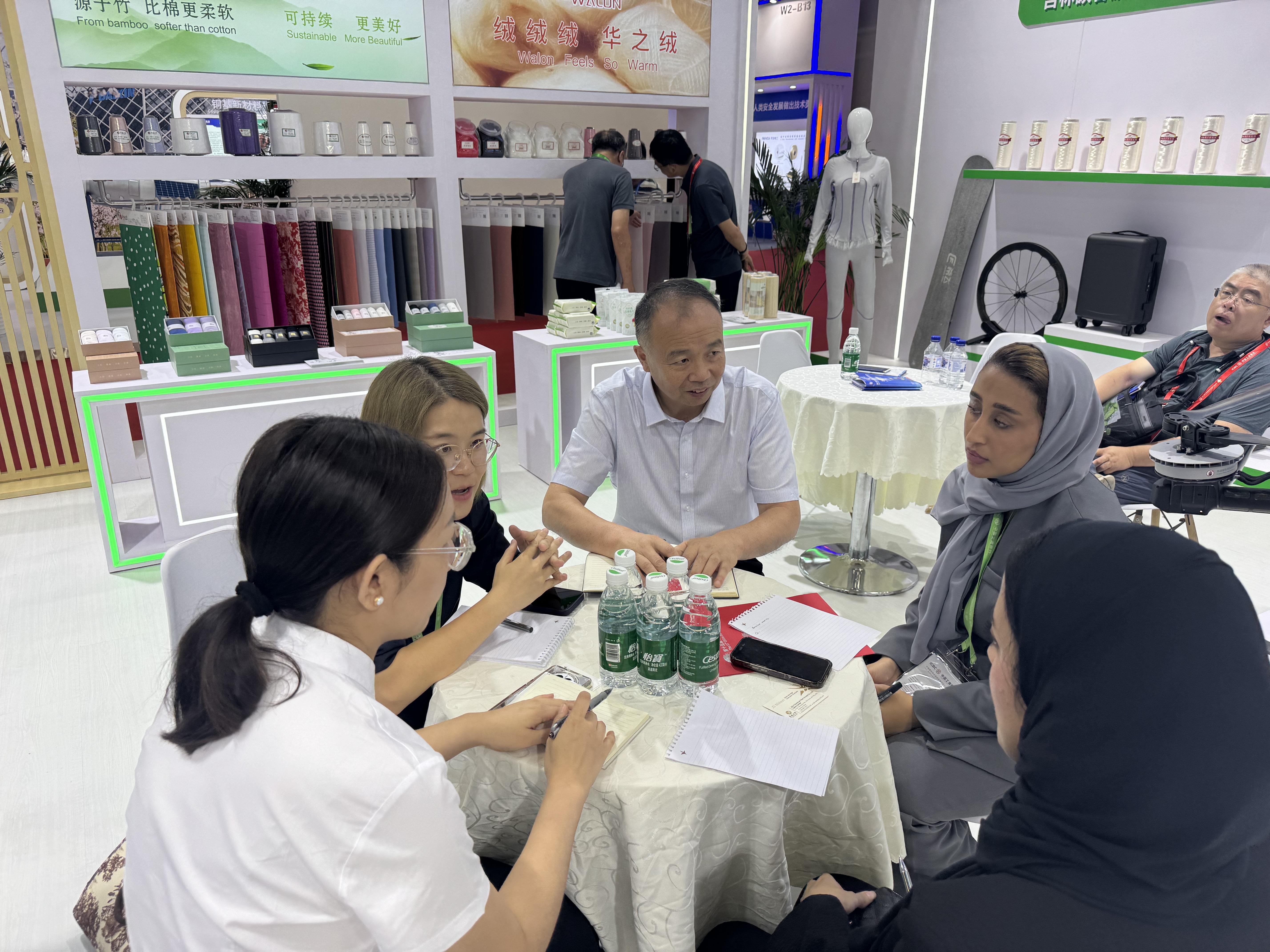 编织纤维产业“新丝路”：吉林化纤集团参展中国第三届链博会