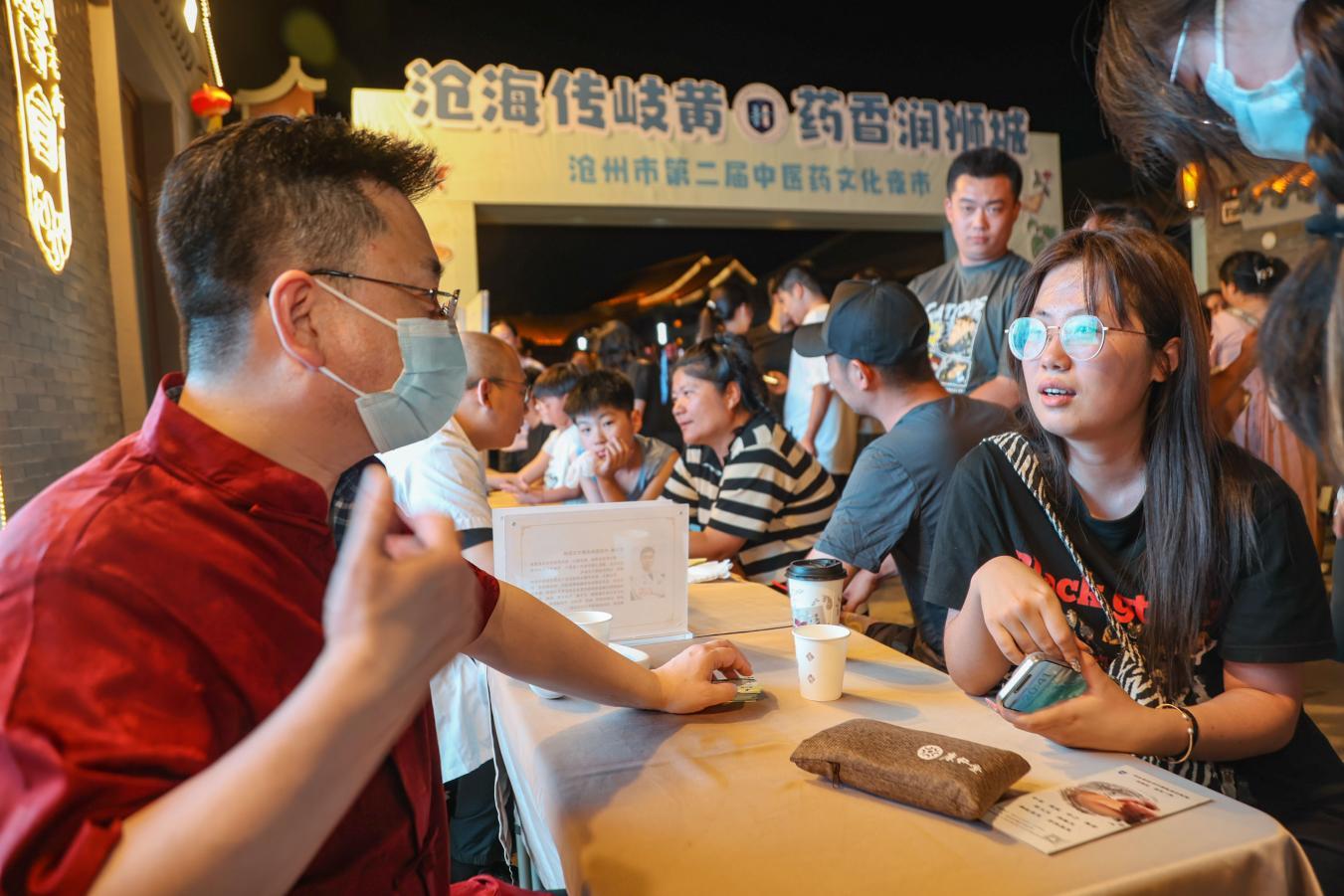 中青年中医在南川老街国医堂门口为市民服务。