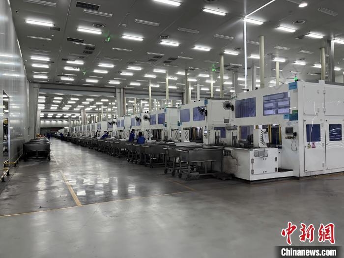 7月12日，在位于江西上饶的晶科智慧大工厂内，智能化设备正在进行“零碳”生产。中新社记者 李韵涵 摄