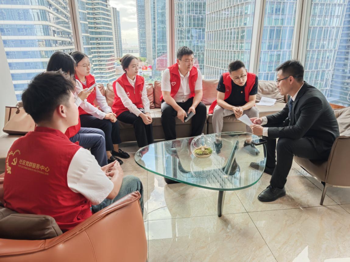 “青骑兵”与社区网格员在前海写字楼进行扫楼活动