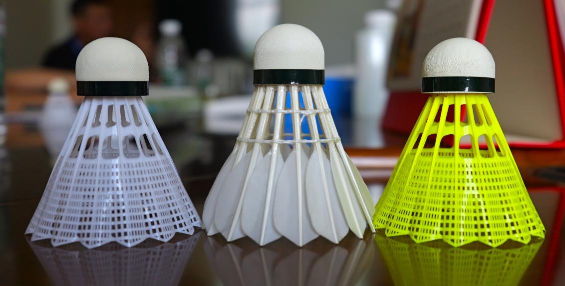 图为东港体育生产的羽毛球