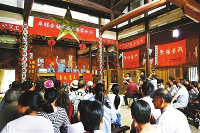 在瑞金市共和国摇篮旅游区叶坪革命旧址群，“一苏大”会议情景表演节目非常吸引观众。