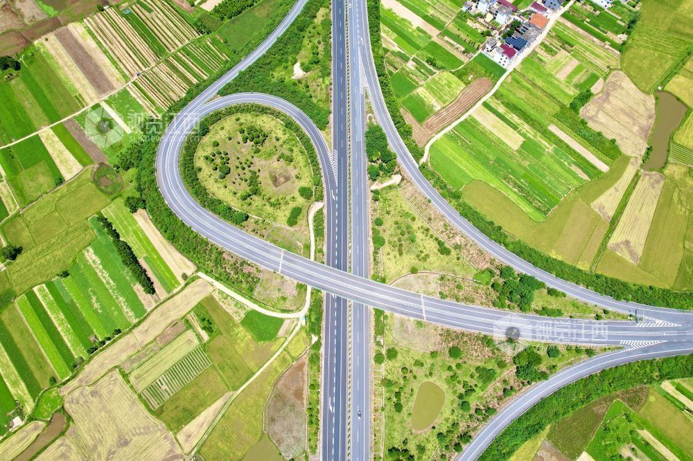 7月17日，莆炎高速万合互通立交，蜿蜒的高速公路与耕田、水塘、树木相互映衬，展现出交通基建与田园风光融合的景致。