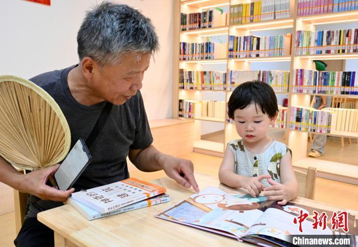 图为7月16日,市民在南昌孺子书房地铁分馆内阅读。 卢梦梦 摄