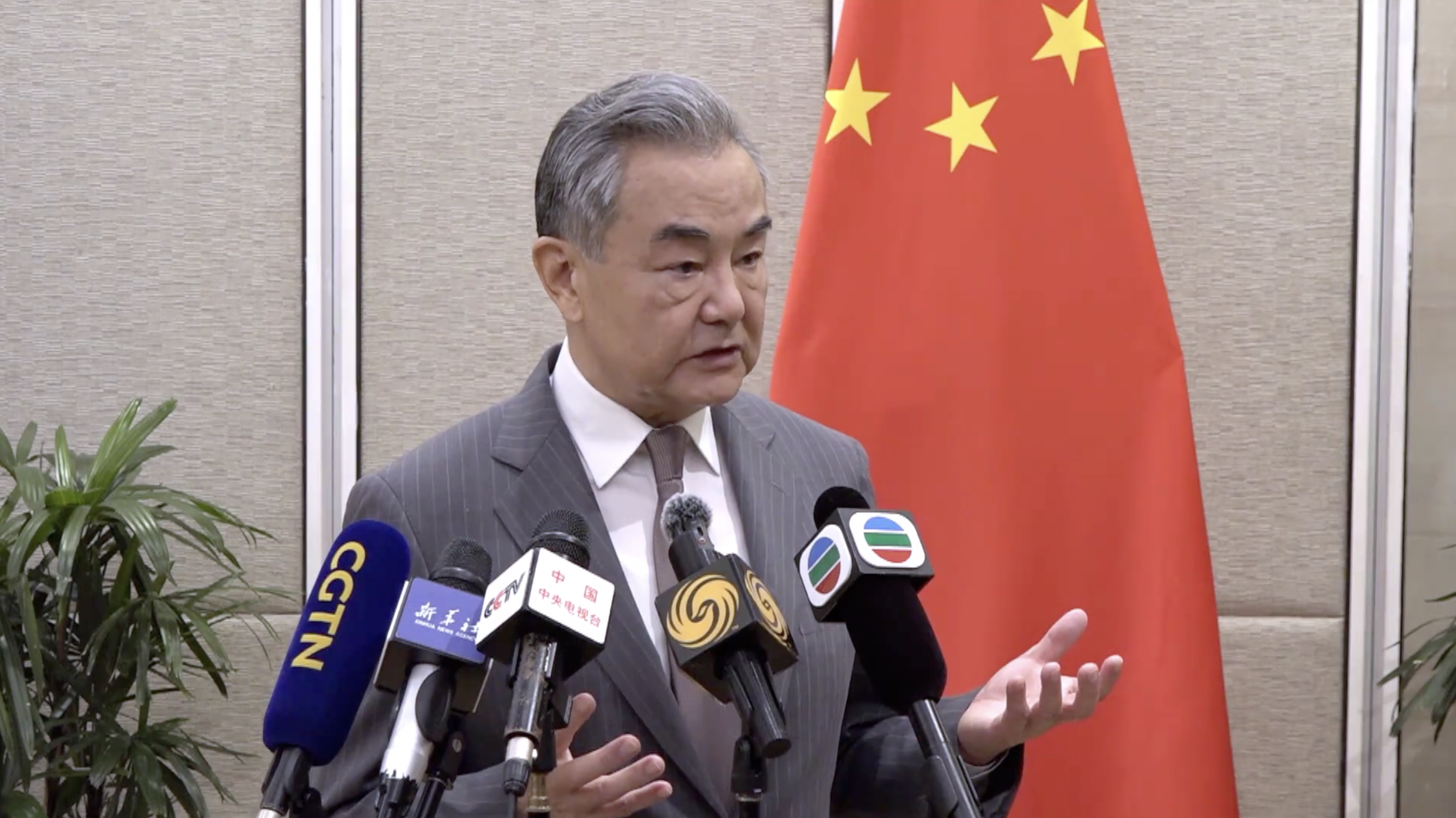 王毅答凤凰记者问：各国在这些方面需要做出选择