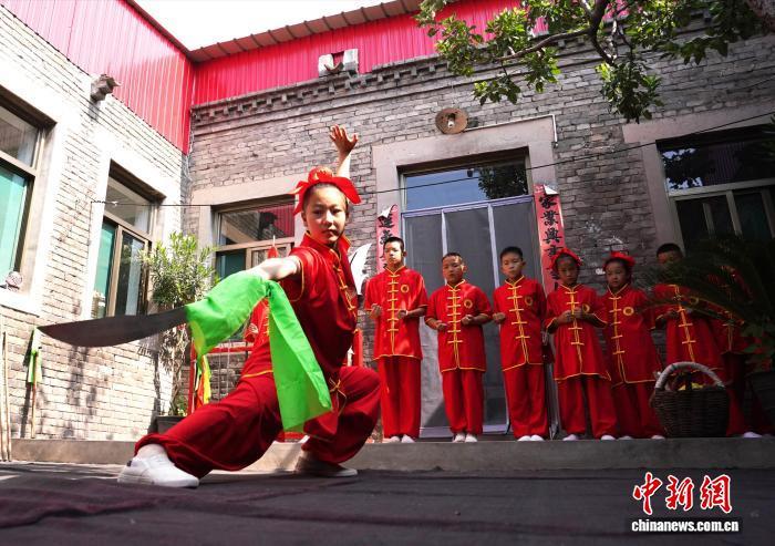 邯郸峰峰中小学生：练百年洪拳 “武”动暑假