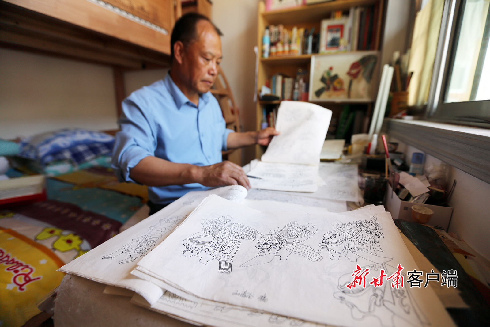 6月25日,刘满仓在完善皮影戏画稿。