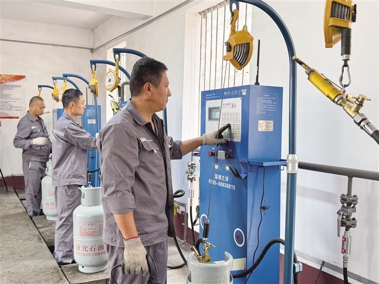 工作人员正在灌装燃气