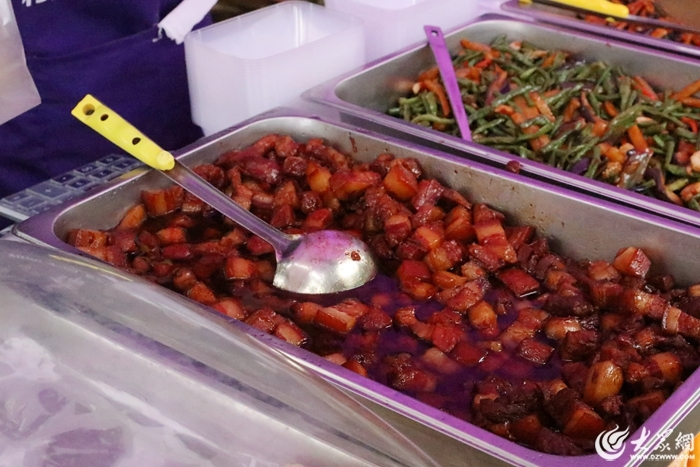 东岳山庄外摆摊位部分菜品（记者 吕雯雯 摄）