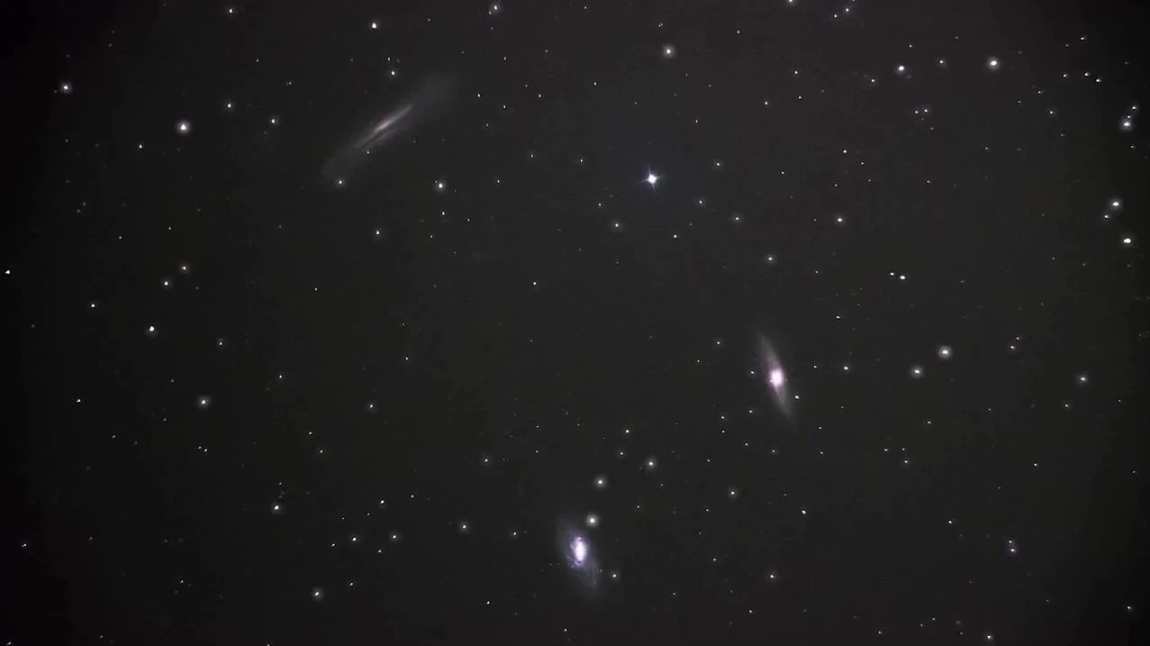 三个星系！这就是从望远镜中看到的壮观场面，好美啊