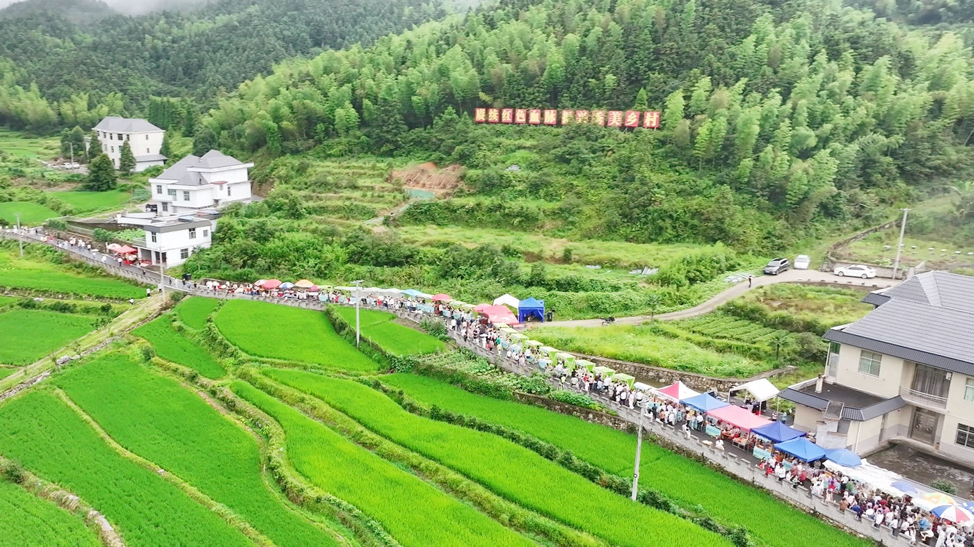 2025年赣南首届高山纳凉季美食市集。