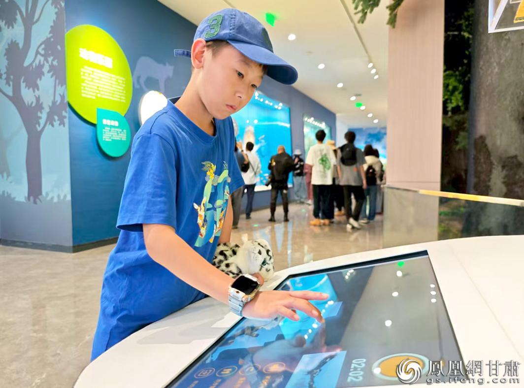 祁连山国家公园生态科普馆内，小学生通过多媒体互动方式了解鸟类知识。