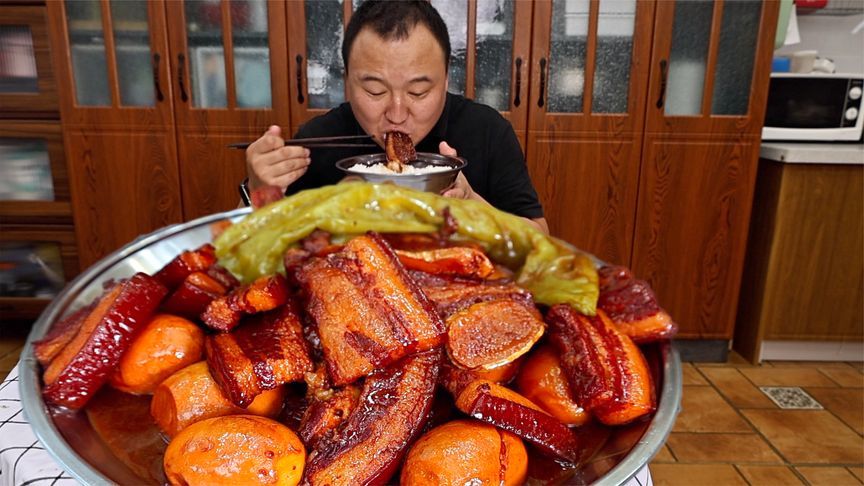 买了十几斤五花肉，阿强做济南把子肉，肥而不腻，入口即化，过瘾