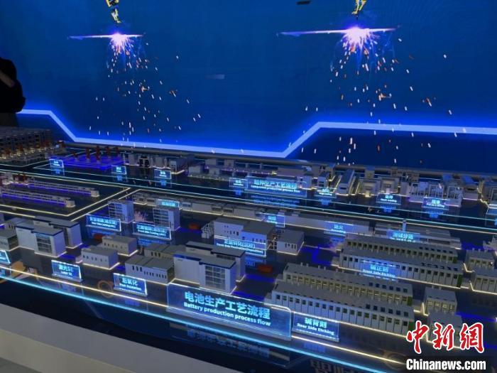 7月12日，位于江西上饶的晶科智慧大工厂。图为光伏组件生产流程展示。中新社记者 李韵涵 摄