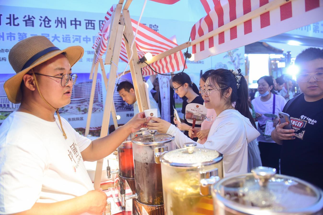 为市民与游客奉上免费的各种药茶。