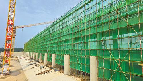 拍摄于7月11日的兰沟洼蓄滞洪区建设工程东务分洪闸施工现场。本报记者 林凤斌摄