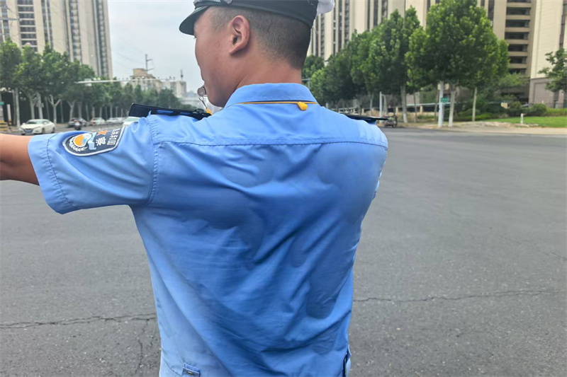 商丘交警不惧高温“烤”验 顶烈日战酷暑坚守岗位保畅通