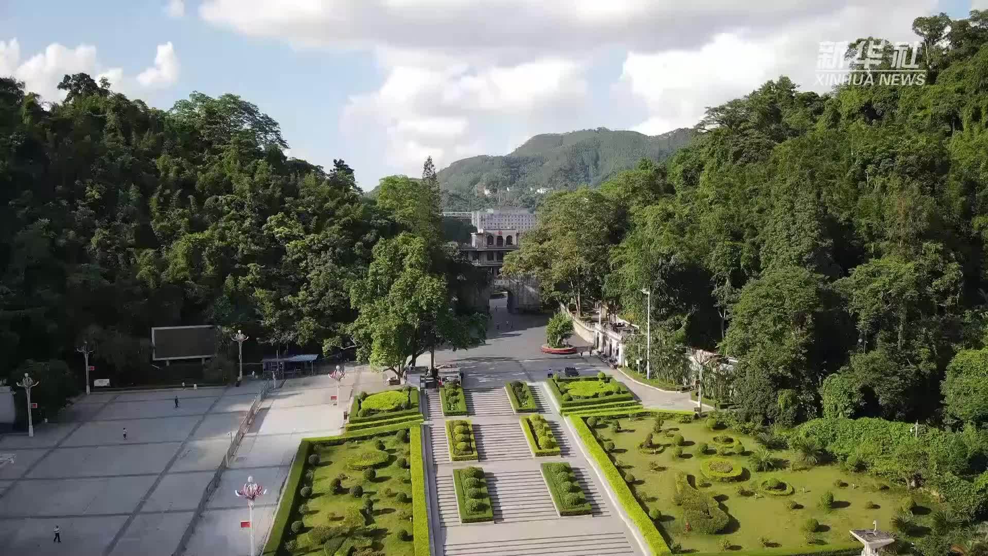 广西友谊关出入境客流量和交通工具数量增长明显