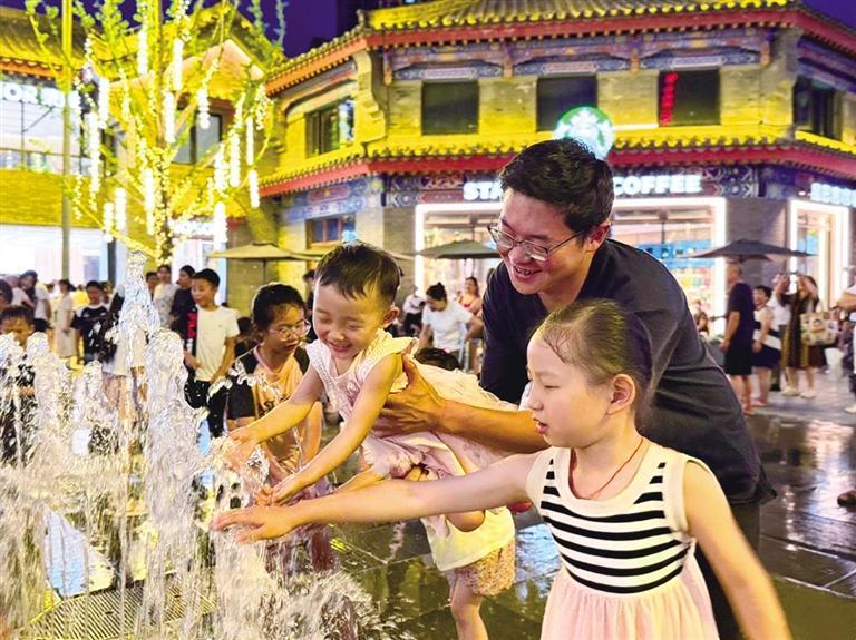 兰州老街音乐喷泉吸引游客嬉水　兰州日报社全媒体记者　陶奕冰　摄