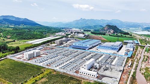 6月17日航拍的隆化蝉鸣山储能电站。 本报记者陈宝云摄